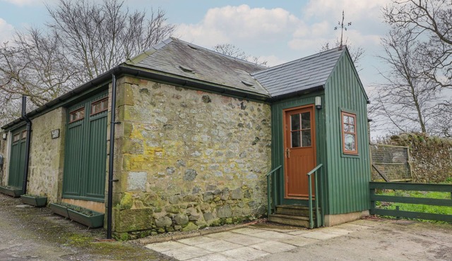 THE GARDEN HOUSE, pet friendly, with a garden in Chirnside