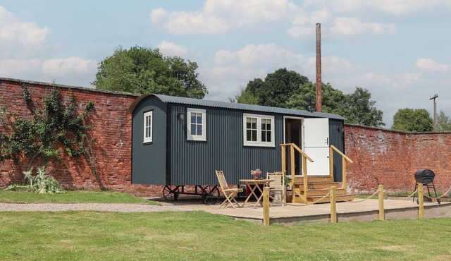 THE GARDEN HUT, romantic, with a garden in Cefn Park Estate