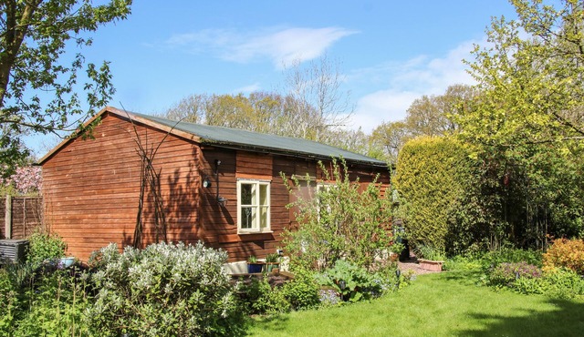 THE GARDEN LODGE, romantic, with a garden in Bridgnorth