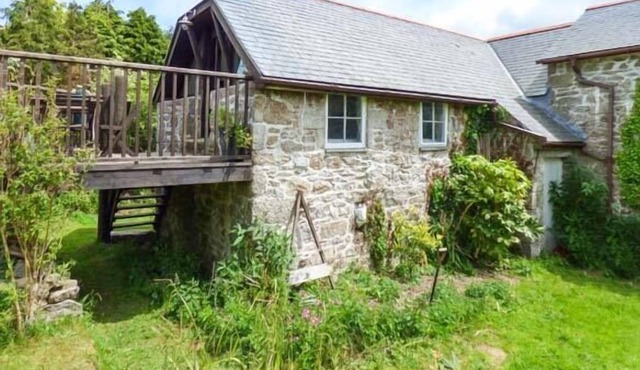 THE GARDEN STUDIO, pet friendly, character holiday cottage in Mabe