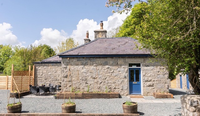 The Gardener's Bothy - sleeps 7 guests in 3 bedrooms