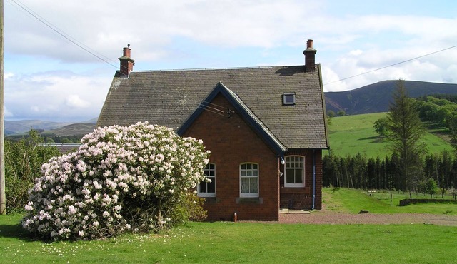 The Gardener's House, Charming Red Brick Cottage with Stunning Views of Tinto – Family and Pet Frien