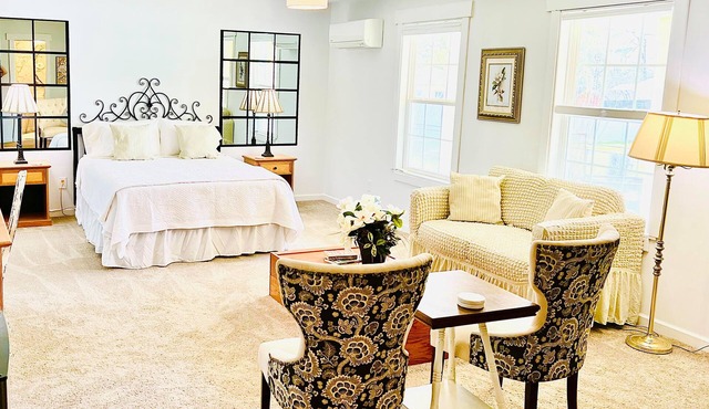 The Gardenia Suites ™ - Suite B ~ Country feel in the heart of Spring Hill.