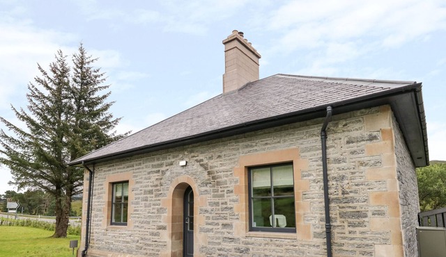 THE GATE HOUSE, character holiday cottage, with open fire in Ullapool