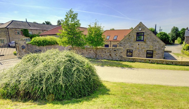 THE GATE HOUSE, pet friendly, character holiday cottage in Barton