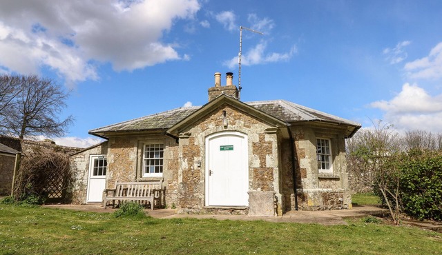 THE GATE HOUSE, pet friendly, character holiday cottage in Wroxall