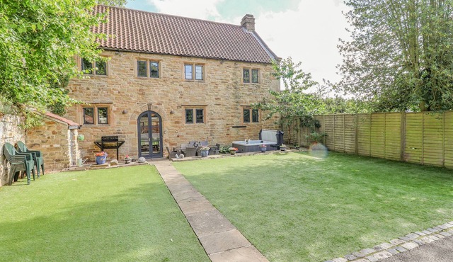 THE GATEHOUSE, pet friendly, character holiday cottage in Mansfield