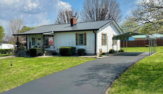 The Gatehouse, 2-bedroom house in charming Gamaliel with WiFi, AC, pet friendly.