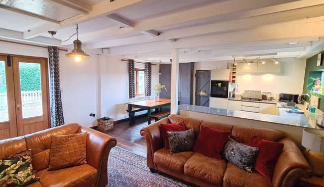 The Gatehouse at Horsley Hale Farm - With Wild Swimming Lake