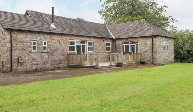 THE GATEHOUSE, pet friendly, with open fire in Levens