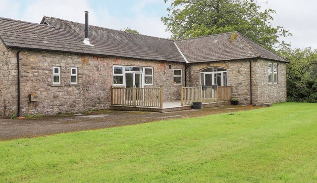 THE GATEHOUSE, pet friendly, country holiday cottage in Levens