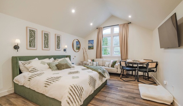 The Gateway Barn - Cozy King Suite & Walk to Main Street