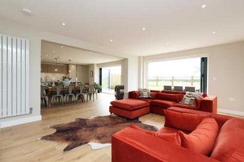 The Gathering Barn Sleeps 12 & Hot Tub Perfect for Large Families, Birthdays and Gatherings, Rural Location in Herefordshire, Close to Ross on wye, Hay on Wye and Monmouth