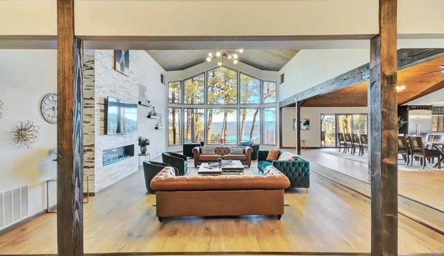 The Gathering Place! Sleeps 24, Lakeview, Hot tub, Game room