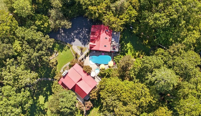 The Gathering Place on 6 Acres w/Hot tub & Pool - 4Br/4Ba & Sleeps 14