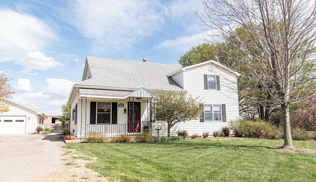 The Gathering Place 6 BR 4 Bath in rural Hutchinson!