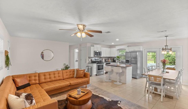 The Gator Getaway- Huge Backyard