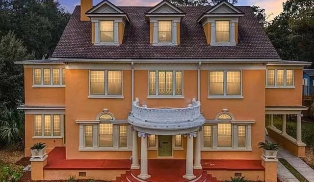 The Gator Manor – 6 Bedrooms Walk to UF/Stadium