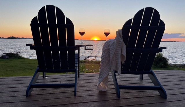 The Gatsby Getaway - A Charming 100-Year-Old Lakeside Retreat in Beaver Dam!