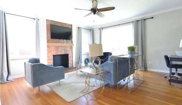 The Gatsby Hot Tub Patio King Bed Fast WiFi Near OSU and Victorian Village