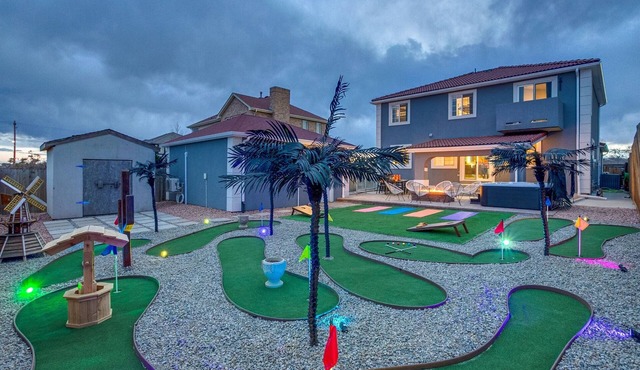 The Gatsby: Putt Putt - Hot Tub - Fire Pit - Movie Theater - 18 Guests