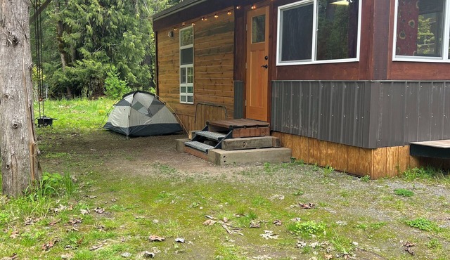 The Gem a cozy, Tiny home in Glacier.