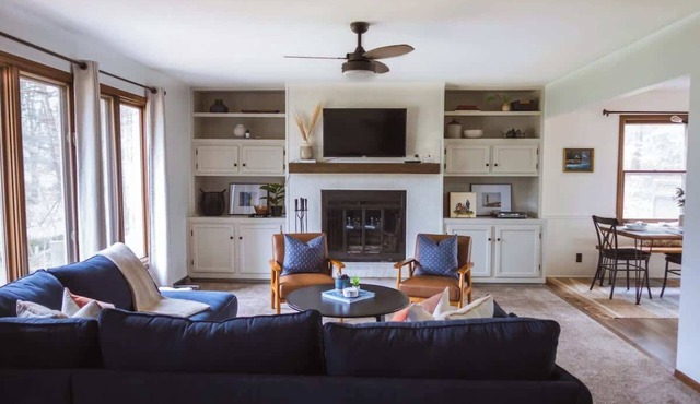 The Gem ✦ Close to Lakeshore Beaches + Game Room