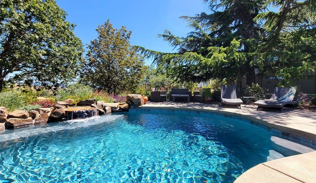 The Gem House ~ With a Pool, Relaxing Hot tub and Gorgeous Mountain Views!