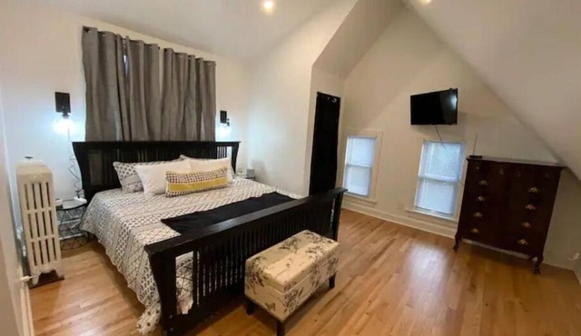 The Gem of Brewers Hill with hot tub and seasonal pool