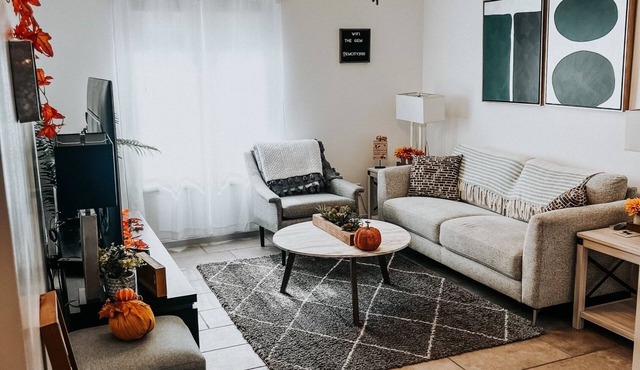 “The Gem” walking distance to downtown and both hospitals!