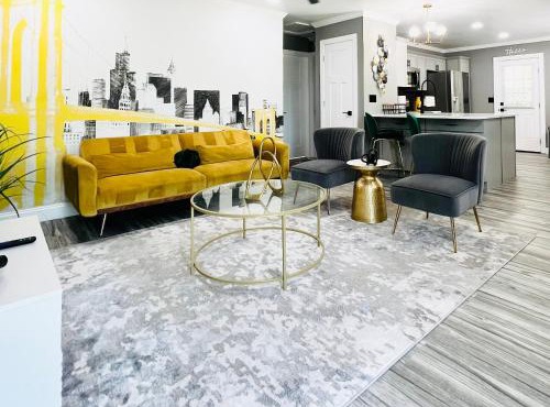 *The Gemstone* Newly Renovated, Stylish, Spacious