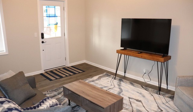 The Geneva Getaway- remodeled apartment walking distance from downtown Geneva