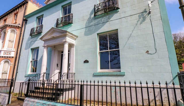 THE GEORGIAN MANOR HOUSE, pet friendly, with open fire in Whitehaven