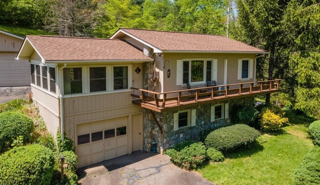 The Gerhart Getaway - An adorable, cozy mountain home that's private yet close to town!