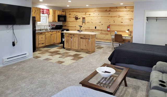 The Getaway 2 Hot tub, Full Kitchen, Sleeps 8