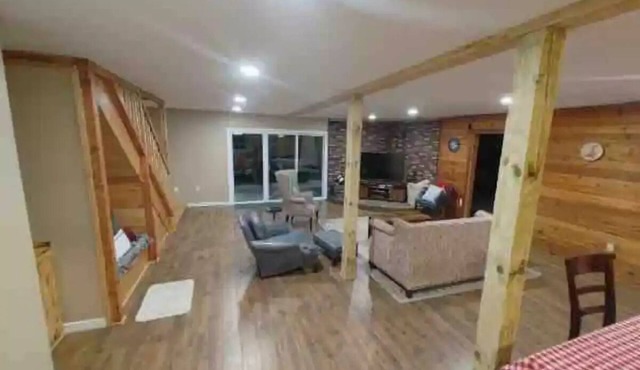 The Getaway Cabin W/Indoor hot tub and sauna.n