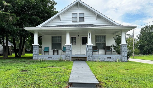 THE GETAWAY-Charming 3 Bdrm 2 Bath, Sleeps 8-10 Lg Drive, WiFi, Tankless Water