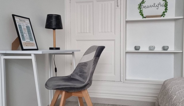 The Getaway - City Center Apartment 10 Minutes from Le Touquet