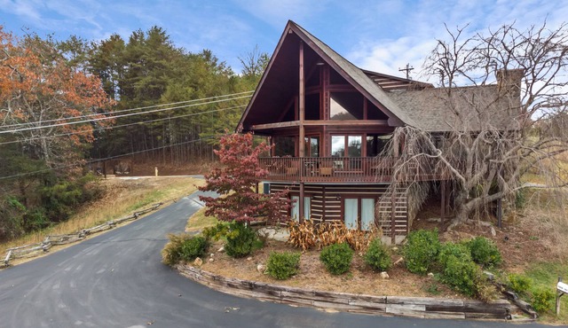 The Giant Peach Chalet- BRAND NEW LISTING- 5 min to DT Blue Ridge