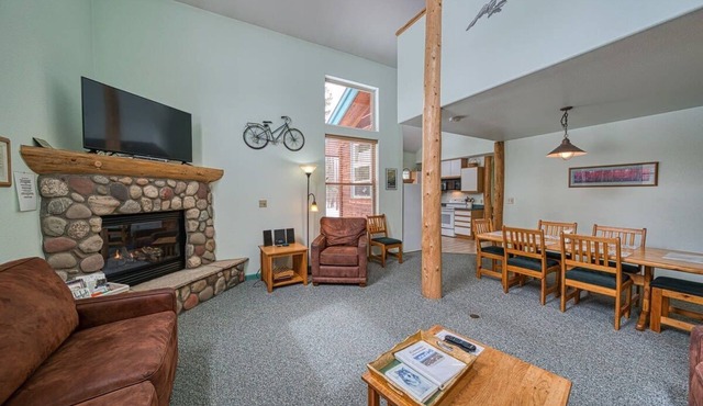 The Giddy Betsy — 3BR Cabin + Loft, Sleeps 8 near Twin Lakes & Mt. Elbert