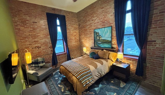 The Gilded Bohemian- 2 bedroom Loft Sleeps 8