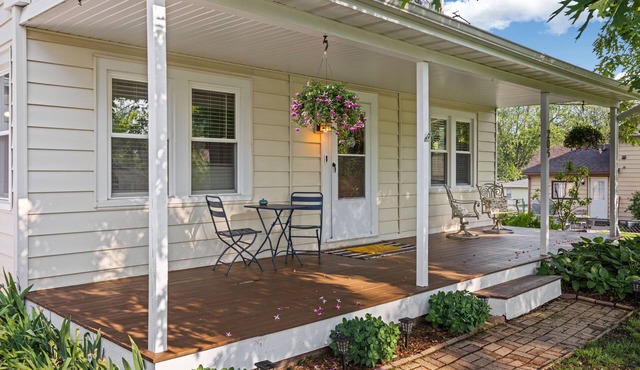 The Gilded Cottage- Cozy Family Friendly Retreat Near Downtown Winnebago