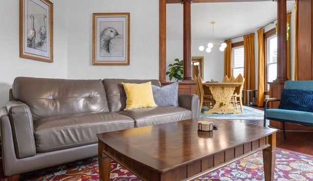 The Gilded Goose - spacious 4-bedroom with 10-minute walk to downtown Iowa City