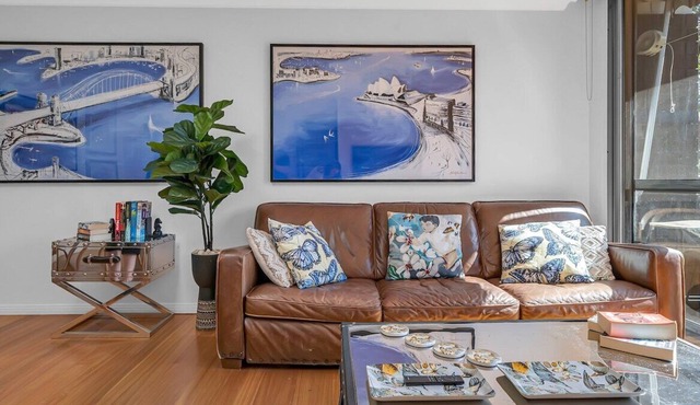 The Gillies & Marc Suite, Designer 2 Bedroom Unit in the Heat of the North Shore