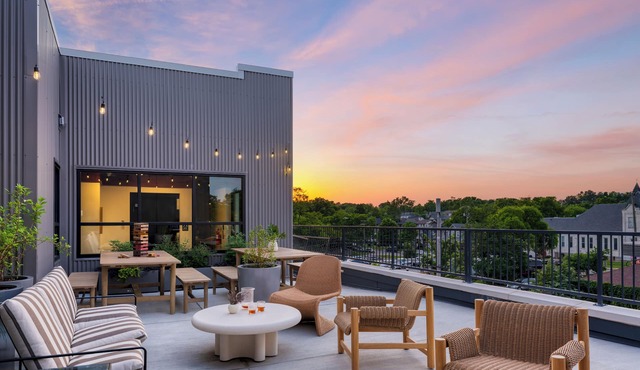 The Gilmore Hotel in 12 South | Sleeps 24