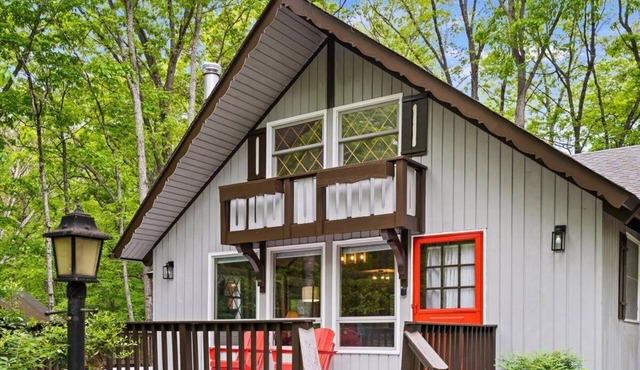The Gingerbread House: 4BR cottage w/modern amenities, sunroom/deck, sleeps 12