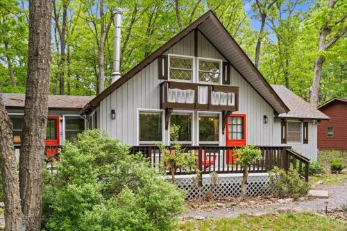 The Gingerbread House - 4 BR chalet, Sunroom, Deck, sleeps 10, modern amenities