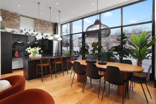 The Gisele - Beautiful 4BR 4BA for 8 - Pool & Streetcar Stop