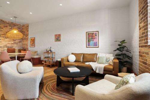 The Gisele - Luxury 4BR 3BA for 8 - Pool & Streetcar Stop