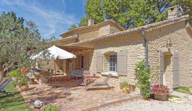 The Gîte du Barriot "3 épis" a house of character in the heart of Provence.